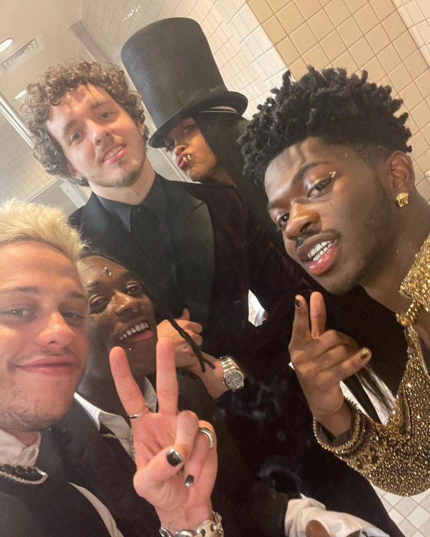 Các khung hình selfie ở Met Gala gây bão MXH: Rosé khoe sắc xinh xỉu bên dàn mỹ nhân, Shawn Mendes làm gì mà fan rần rần thế này? - Ảnh 9. Các khung hình selfie ở Met Gala gây bão MXH: Rosé khoe sắc xinh xỉu bên dàn mỹ nhân, Shawn Mendes làm gì mà fan rần rần thế này? - Ảnh 9.