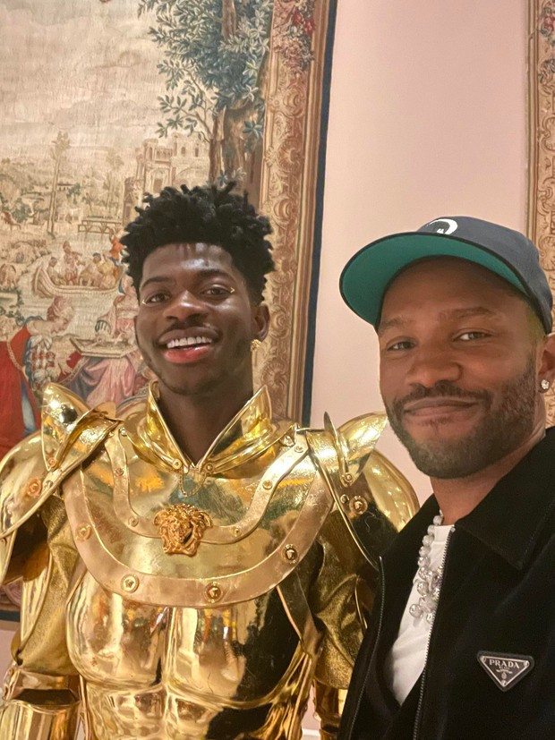 Các khung hình selfie ở Met Gala gây bão MXH: Rosé khoe sắc xinh xỉu bên dàn mỹ nhân, Shawn Mendes làm gì mà fan rần rần thế này? - Ảnh 10. Các khung hình selfie ở Met Gala gây bão MXH: Rosé khoe sắc xinh xỉu bên dàn mỹ nhân, Shawn Mendes làm gì mà fan rần rần thế này? - Ảnh 10.