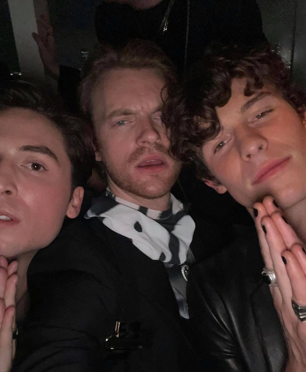 Các khung hình selfie ở Met Gala gây bão MXH: Rosé khoe sắc xinh xỉu bên dàn mỹ nhân, Shawn Mendes làm gì mà fan rần rần thế này? - Ảnh 6. Các khung hình selfie ở Met Gala gây bão MXH: Rosé khoe sắc xinh xỉu bên dàn mỹ nhân, Shawn Mendes làm gì mà fan rần rần thế này? - Ảnh 6.