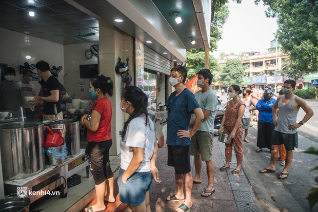 CHÍNH THỨC: Hà Nội công bố 19 quận, huyện, thị xã được bán hàng ăn, uống mang về từ 12h ngày 16/9 - Ảnh 1. CHÍNH THỨC: Hà Nội công bố 19 quận, huyện, thị xã được bán hàng ăn, uống mang về từ 12h ngày 16/9 - Ảnh 1.