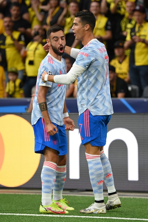 Ảnh cận cảnh: Ronaldo ghi bàn theo phong cách Đệm vương, công lớn nhất thuộc về pha vẩy khế hết nước chấm của đồng hương - Ảnh 4. Ảnh cận cảnh: Ronaldo ghi bàn theo phong cách Đệm vương, công lớn nhất thuộc về pha vẩy khế hết nước chấm của đồng hương - Ảnh 4.