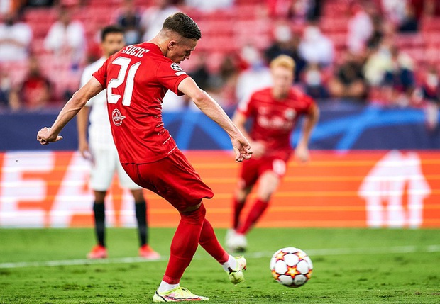 Trận cầu kỳ lạ nhất lịch sử Champions League: kỷ lục 4 quả phạt đền chỉ trong hiệp một, 2 thẻ đỏ và 1 pha bỏ lỡ khó tin - Ảnh 4. Trận cầu kỳ lạ nhất lịch sử Champions League: kỷ lục 4 quả phạt đền chỉ trong hiệp một, 2 thẻ đỏ và 1 pha bỏ lỡ khó tin - Ảnh 4.