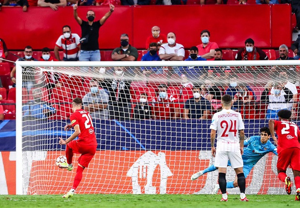 Trận cầu kỳ lạ nhất lịch sử Champions League: kỷ lục 4 quả phạt đền chỉ trong hiệp một, 2 thẻ đỏ và 1 pha bỏ lỡ khó tin - Ảnh 5. Trận cầu kỳ lạ nhất lịch sử Champions League: kỷ lục 4 quả phạt đền chỉ trong hiệp một, 2 thẻ đỏ và 1 pha bỏ lỡ khó tin - Ảnh 5.