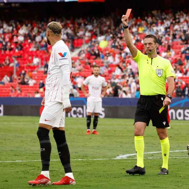 Trận cầu kỳ lạ nhất lịch sử Champions League: kỷ lục 4 quả phạt đền chỉ trong hiệp một, 2 thẻ đỏ và 1 pha bỏ lỡ khó tin - Ảnh 7. Trận cầu kỳ lạ nhất lịch sử Champions League: kỷ lục 4 quả phạt đền chỉ trong hiệp một, 2 thẻ đỏ và 1 pha bỏ lỡ khó tin - Ảnh 7.