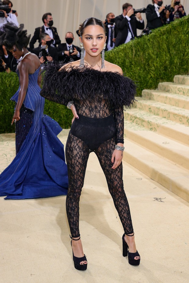Dàn trang phục tệ nhất Met Gala 2021: Lông lá bờm xờm, nai bò khắp nơi, vườn quốc gia mang tên Met Gala? - Ảnh 12. Dàn trang phục tệ nhất Met Gala 2021: Lông lá bờm xờm, nai bò khắp nơi, vườn quốc gia mang tên Met Gala? - Ảnh 12.