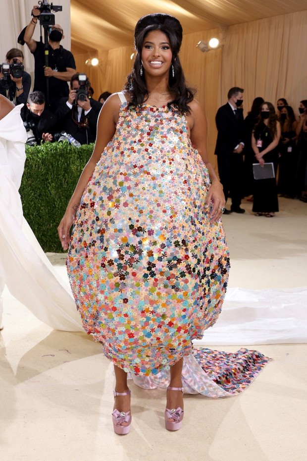 Dàn trang phục tệ nhất Met Gala 2021: Lông lá bờm xờm, nai bò khắp nơi, vườn quốc gia mang tên Met Gala? - Ảnh 3. Dàn trang phục tệ nhất Met Gala 2021: Lông lá bờm xờm, nai bò khắp nơi, vườn quốc gia mang tên Met Gala? - Ảnh 3.