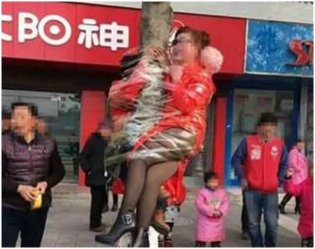 Hủ tục náo hôn: Tục lệ nghìn năm từ thời phong kiến khiến cô dâu, chú rể sợ hãi tới ám ảnh ngay trong chính ngày vui của đời mình - Ảnh 5. Hủ tục náo hôn: Tục lệ nghìn năm từ thời phong kiến khiến cô dâu, chú rể sợ hãi tới ám ảnh ngay trong chính ngày vui của đời mình - Ảnh 5.
