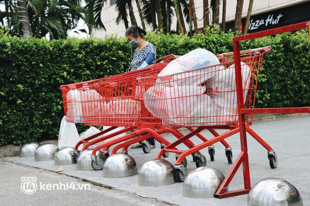 Quận 7 thí điểm “thẻ xanh COVID-19”: Hàng quán gắn biển “Hộ kinh doanh xanh”, người dân vẫn chưa được đi chợ, siêu thị - Ảnh 8.