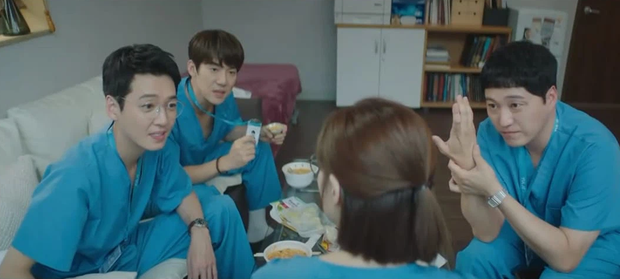 Hospital Playlist 2 TẬP CUỐI kết thúc viên mãn mà dang dở: Ik Jun - Song Hwa yêu nhau tới bến, đôi Bồ Câu vẫn mập mờ? - Ảnh 2.