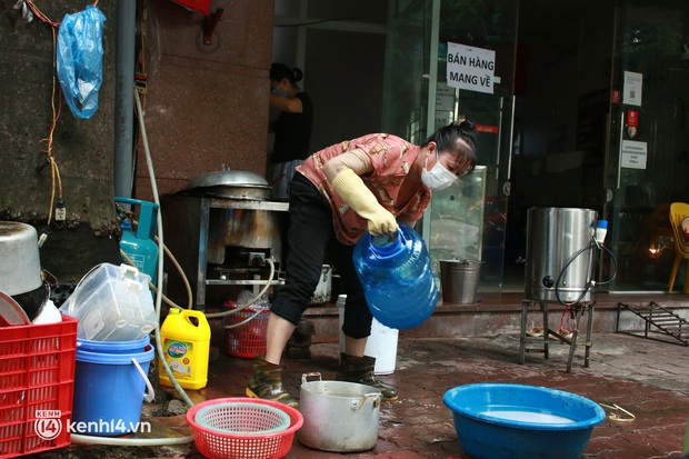 Hà Nội: Người tất bật dọn dẹp, nơi cửa đóng then cài trước thời điểm được mở cửa bán hàng trở lại - Ảnh 1. Hà Nội: Người tất bật dọn dẹp, nơi cửa đóng then cài trước thời điểm được mở cửa bán hàng trở lại - Ảnh 1.