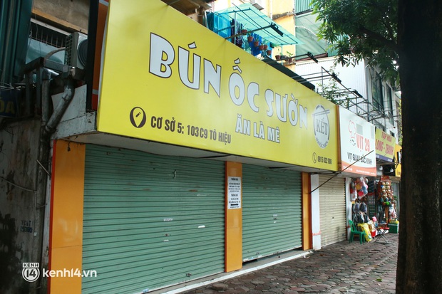 Hà Nội: Người tất bật dọn dẹp, nơi cửa đóng then cài trước thời điểm được mở cửa bán hàng trở lại - Ảnh 4. Hà Nội: Người tất bật dọn dẹp, nơi cửa đóng then cài trước thời điểm được mở cửa bán hàng trở lại - Ảnh 4.