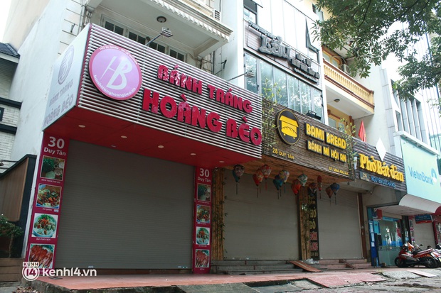 Hà Nội: Người tất bật dọn dẹp, nơi cửa đóng then cài trước thời điểm được mở cửa bán hàng trở lại - Ảnh 5. Hà Nội: Người tất bật dọn dẹp, nơi cửa đóng then cài trước thời điểm được mở cửa bán hàng trở lại - Ảnh 5.