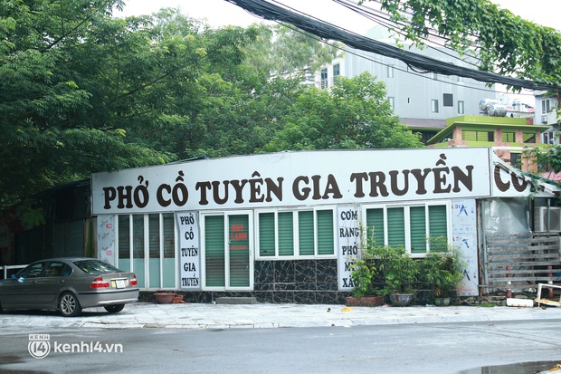 Hà Nội: Người tất bật dọn dẹp, nơi cửa đóng then cài trước thời điểm được mở cửa bán hàng trở lại - Ảnh 6. Hà Nội: Người tất bật dọn dẹp, nơi cửa đóng then cài trước thời điểm được mở cửa bán hàng trở lại - Ảnh 6.