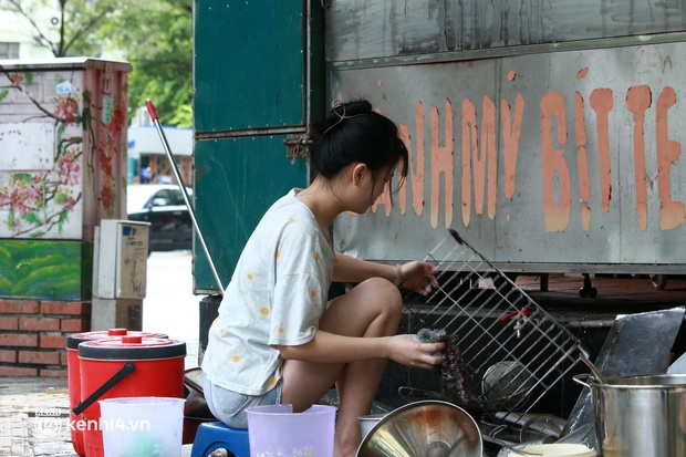 Hà Nội: Người tất bật dọn dẹp, nơi cửa đóng then cài trước thời điểm được mở cửa bán hàng trở lại - Ảnh 9. Hà Nội: Người tất bật dọn dẹp, nơi cửa đóng then cài trước thời điểm được mở cửa bán hàng trở lại - Ảnh 9.