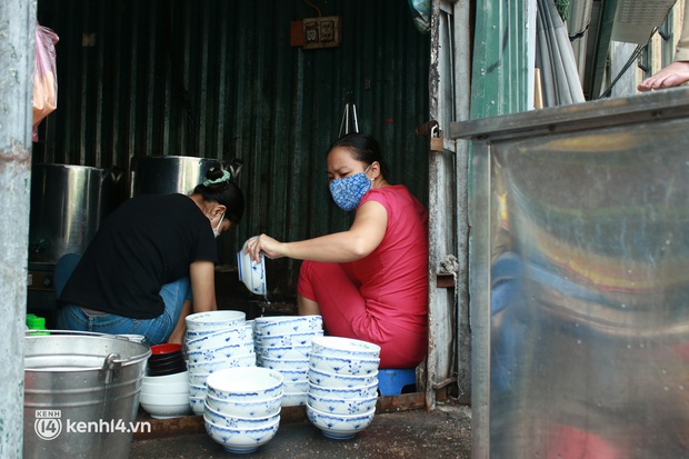 Hà Nội: Người tất bật dọn dẹp, nơi cửa đóng then cài trước thời điểm được mở cửa bán hàng trở lại - Ảnh 12. Hà Nội: Người tất bật dọn dẹp, nơi cửa đóng then cài trước thời điểm được mở cửa bán hàng trở lại - Ảnh 12.