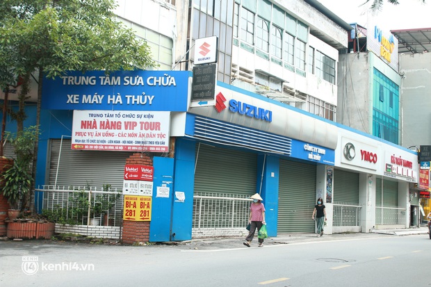 Hà Nội: Người tất bật dọn dẹp, nơi cửa đóng then cài trước thời điểm được mở cửa bán hàng trở lại - Ảnh 11. Hà Nội: Người tất bật dọn dẹp, nơi cửa đóng then cài trước thời điểm được mở cửa bán hàng trở lại - Ảnh 11.
