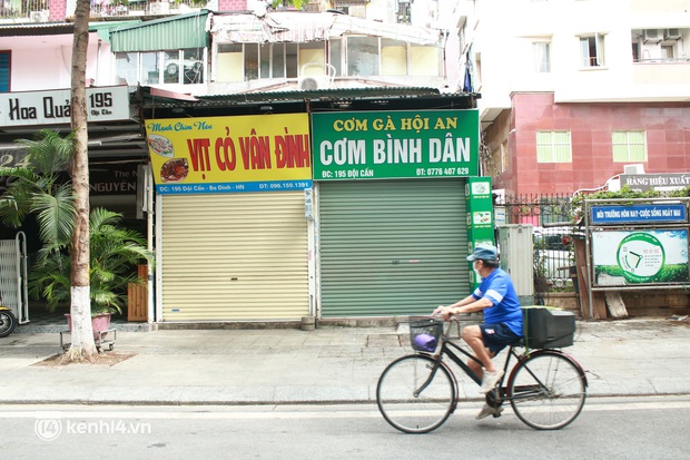 Hà Nội: Người tất bật dọn dẹp, nơi cửa đóng then cài trước thời điểm được mở cửa bán hàng trở lại - Ảnh 10. Hà Nội: Người tất bật dọn dẹp, nơi cửa đóng then cài trước thời điểm được mở cửa bán hàng trở lại - Ảnh 10.
