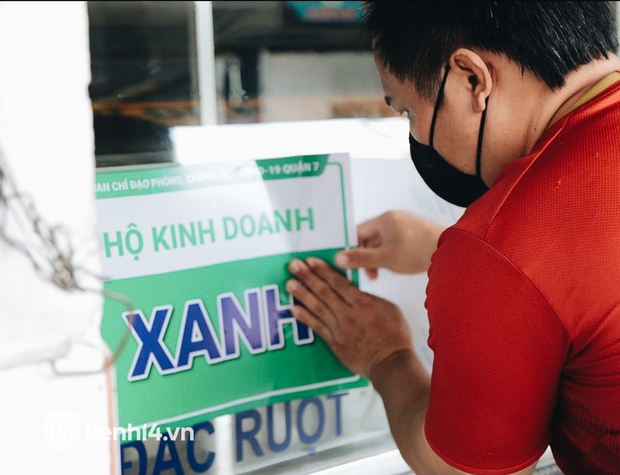 Quận 7 thí điểm “thẻ xanh COVID-19”: Hàng quán gắn biển “Hộ kinh doanh xanh”, người dân vẫn chưa được đi chợ, siêu thị - Ảnh 3.