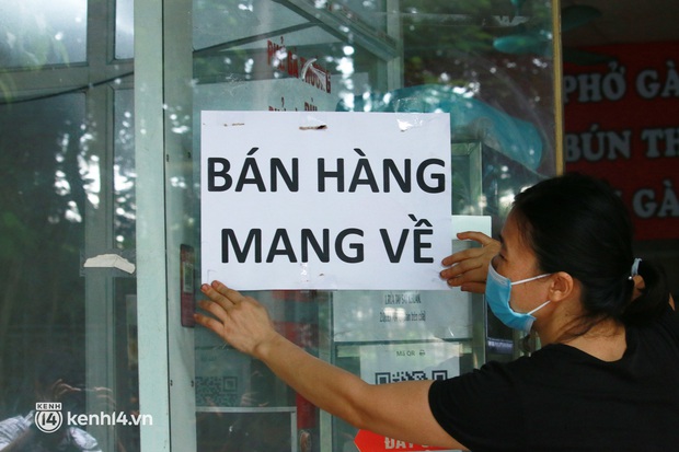 Hà Nội: Người tất bật dọn dẹp, nơi cửa đóng then cài trước thời điểm được mở cửa bán hàng trở lại - Ảnh 3. Hà Nội: Người tất bật dọn dẹp, nơi cửa đóng then cài trước thời điểm được mở cửa bán hàng trở lại - Ảnh 3.