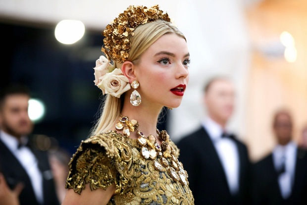 Có 1 mỹ nhân dự lần đầu đã đại náo Met Gala 2018 với nhan sắc kiêu kỳ tựa nữ thần: Thế này sao mãi mới nổi tiếng thế nhỉ? - Ảnh 7.