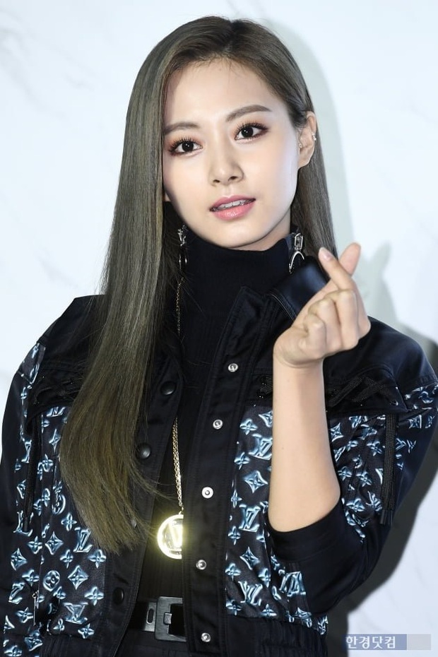 Có ai nhận ra gương mặt Tzuyu (TWICE) ngày càng khang khác? - Ảnh 11. Có ai nhận ra gương mặt Tzuyu (TWICE) ngày càng khang khác? - Ảnh 11.