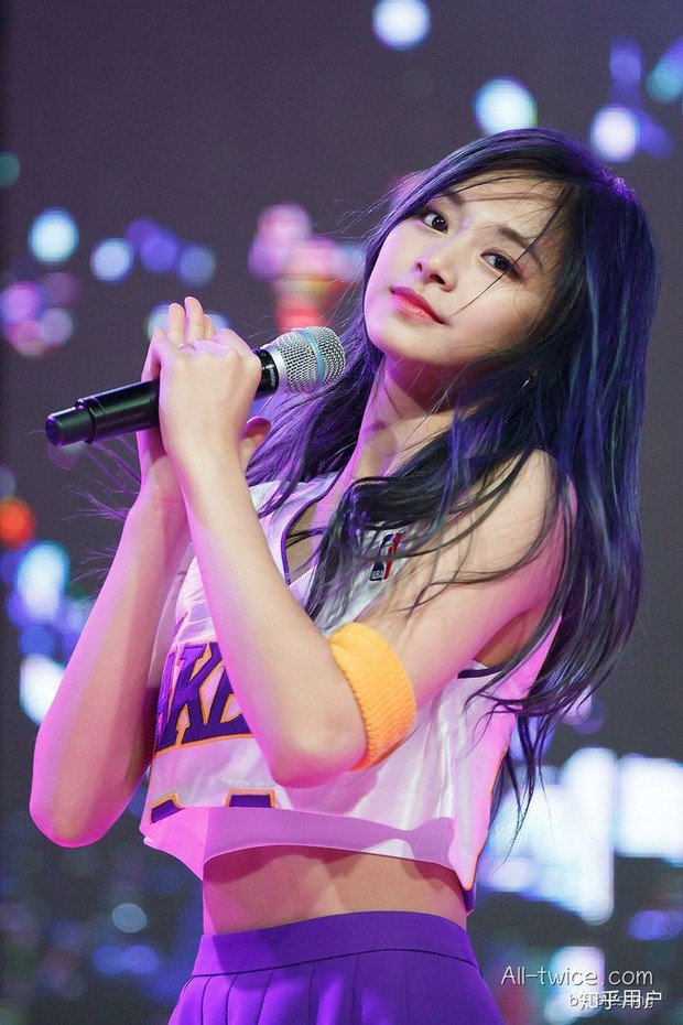 Có ai nhận ra gương mặt Tzuyu (TWICE) ngày càng khang khác? - Ảnh 3. Có ai nhận ra gương mặt Tzuyu (TWICE) ngày càng khang khác? - Ảnh 3.