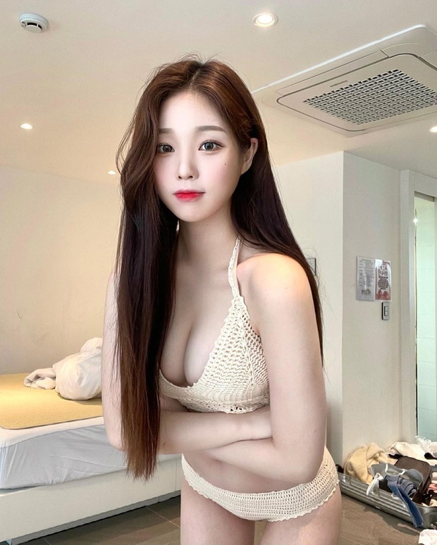 Trốn livestream đi du lịch, hot streamer diện bikini khoe vòng một cực quyến rũ khiến fan không thể rời mắt - Ảnh 1.