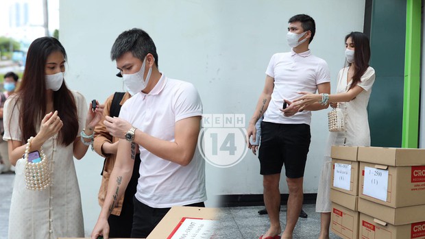 Công Vinh - Thuỷ Tiên 12 năm thói quen nắm tay không đổi, kể cả đứng trước cơn bão sao kê   - Ảnh 2.