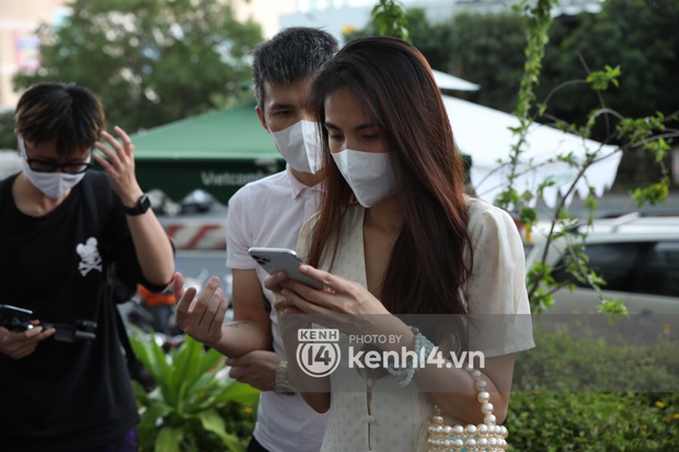 Thuỷ Tiên - Công Vinh đi sao kê: Vợ mặc nguyên set trang nhã, chồng gây chú ý bởi 1 item bất hủ từ đợt đi từ thiện! - Ảnh 5.