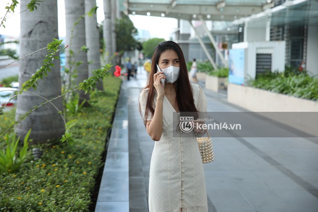 Thuỷ Tiên - Công Vinh đi sao kê: Vợ mặc nguyên set trang nhã, chồng gây chú ý bởi 1 item bất hủ từ đợt đi từ thiện! - Ảnh 2.