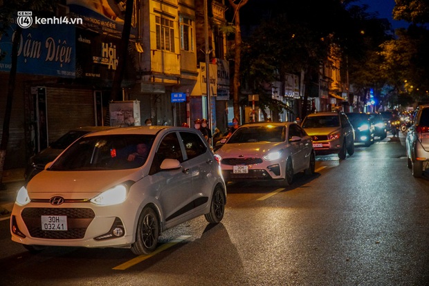 Hà Nội: Bảo Phương đóng cửa, người dân ùn ùn xếp hàng mua bánh trung thu ở các tiệm kế bên - Ảnh 4.