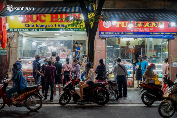 Hà Nội: Bảo Phương đóng cửa, người dân ùn ùn xếp hàng mua bánh trung thu ở các tiệm kế bên - Ảnh 7.