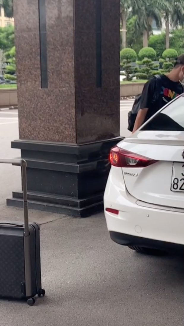 Tranh cãi thái độ của vợ Lương Xuân Trường khi lái ô tô đưa chồng lên tuyển: Lạnh lùng, không nhìn lấy một lần? - Ảnh 6.