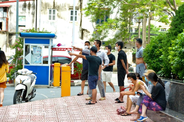 Hàng xóm bàng hoàng khi biết bé gái 6 tuổi ở Hà Nội tử vong nghi bị bạo hành: Con bé rất ngoan và xinh xắn - Ảnh 3. Hàng xóm bàng hoàng khi biết bé gái 6 tuổi ở Hà Nội tử vong nghi bị bạo hành: Con bé rất ngoan và xinh xắn - Ảnh 3.