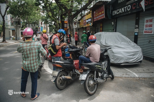 Hà Nội bắt đầu được giao đồ ăn trở lại: Shipper xếp hàng dài chờ mua trong khi khách gọi điện giục liên tục - Ảnh 10.