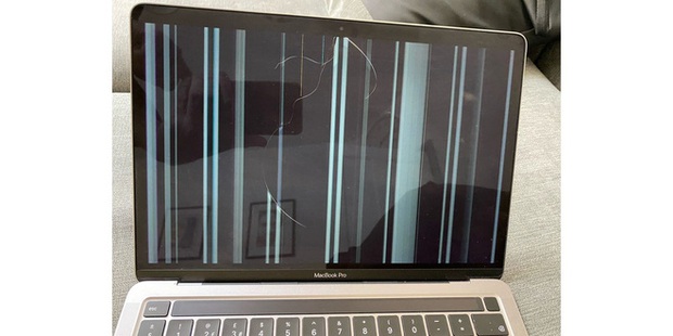 Apple bị kiện tập thể với cáo buộc tiếp thị gian dối và lừa đảo đối với các vấn đề về màn hình của MacBook M1 - Ảnh 1.