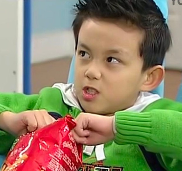 Màn cởi áo khoe body gây sốt nhất hôm nay: Sao nhí 1 thời lộ cơ bụng siêu mlem, Na Tra ngày nào đã phổng phao nhường này đây - Ảnh 12. Màn cởi áo khoe body gây sốt nhất hôm nay: Sao nhí 1 thời lộ cơ bụng siêu mlem, Na Tra ngày nào đã phổng phao nhường này đây - Ảnh 12.