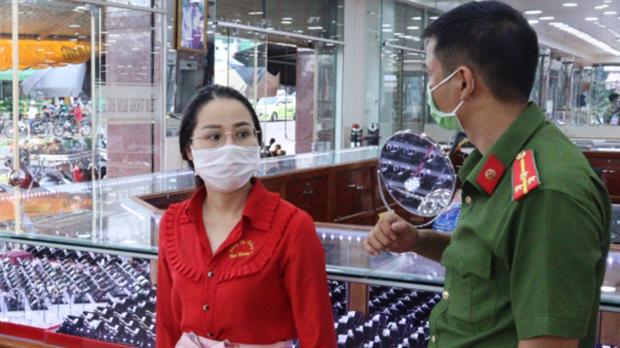 Khám xét nơi ở của nữ nhân viên trộm hơn 2.300 nhẫn vàng ở Bình Phước - Ảnh 1. Khám xét nơi ở của nữ nhân viên trộm hơn 2.300 nhẫn vàng ở Bình Phước - Ảnh 1.