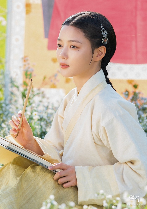 Trận chiến gần 10 năm không dứt trên màn ảnh Hàn: Chọn ai giữa Kim Yoo Jung và Kim So Hyun? - Ảnh 9.