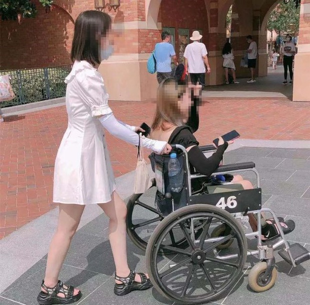 Góc khó hiểu: Giới trẻ Trung Quốc thuê xe lăn ở Disneyland vì... lười đi bộ? - Ảnh 1.