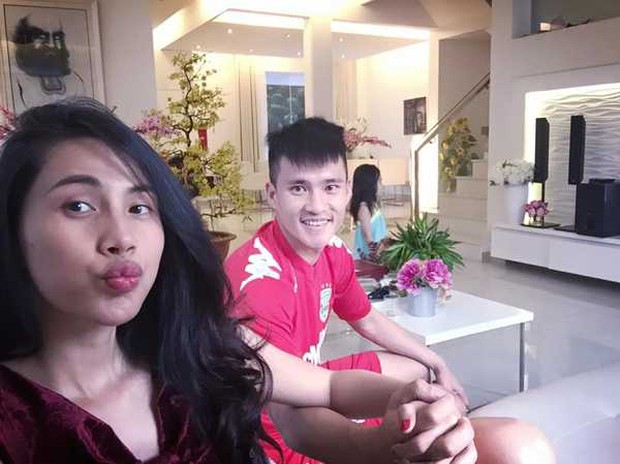 Công Vinh - Thuỷ Tiên 12 năm thói quen nắm tay không đổi, kể cả đứng trước cơn bão sao kê   - Ảnh 5.