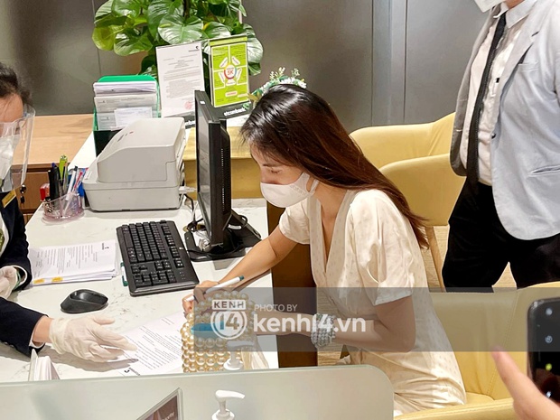 Chùm ảnh ĐỘC QUYỀN: Tất tần tật quá trình Thuỷ Tiên - Công Vinh làm thủ tục với 18.000 văn bản sao kê 177 tỷ trong ngân hàng! - Ảnh 10. Chùm ảnh ĐỘC QUYỀN: Tất tần tật quá trình Thuỷ Tiên - Công Vinh làm thủ tục với 18.000 văn bản sao kê 177 tỷ trong ngân hàng! - Ảnh 10.