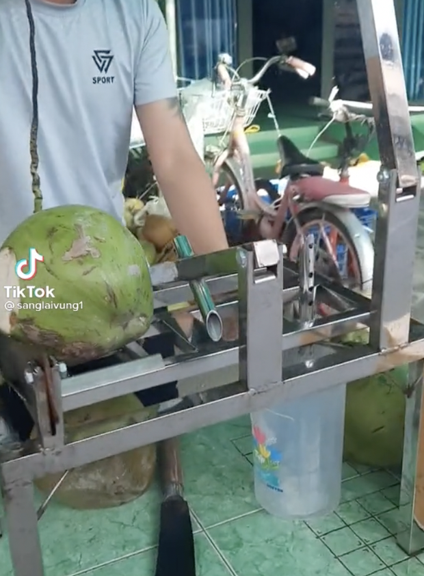 Ở Việt Nam có loại máy tự chế thọt lủng trái dừa trong 1 nốt nhạc, mấy anh Tây nhìn vào cũng sửng sốt vì công nghệ quá đỉnh!  - Ảnh 2.