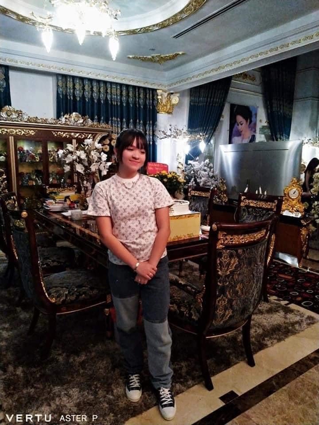 Nữ CEO Đại Nam để lộ điện thoại qua những bức ảnh mới nhất, giá siêu đắt đỏ nhưng có một điểm lại thua xa nhiều smartphone khác! - Ảnh 6. Nữ CEO Đại Nam để lộ điện thoại qua những bức ảnh mới nhất, giá siêu đắt đỏ nhưng có một điểm lại thua xa nhiều smartphone khác! - Ảnh 6.