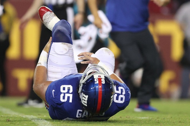 The American football player caused chills with the moment he broke his leg, his facial expression after the injury surprised everyone - Photo 4.