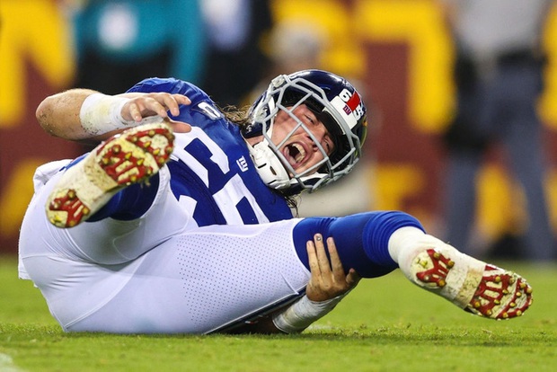 The American football player caused chills with the moment he broke his leg, his facial expression after the injury surprised everyone - Photo 5.