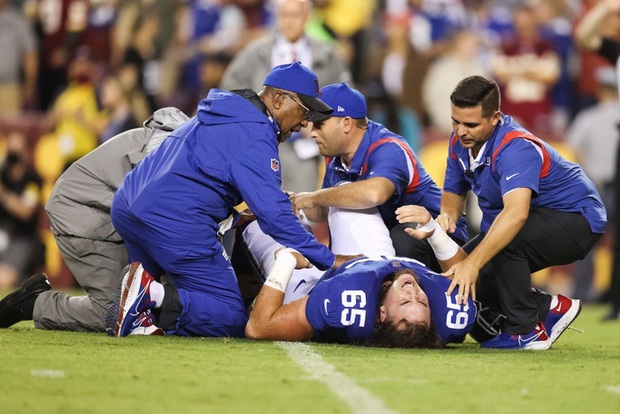 Cầu thủ bóng bầu dục Mỹ gây ớn lạnh với khoảnh khắc gãy gập chân, nét mặt sau chấn thương khiến tất cả kinh ngạc - Ảnh 7.