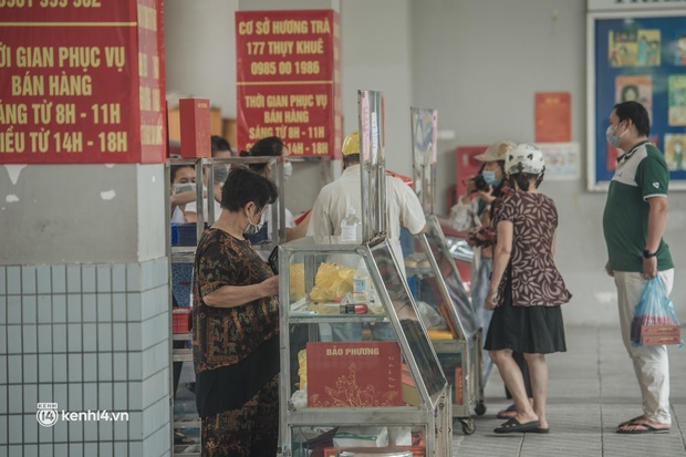 Mua bánh Trung thu thời Covid-19: Dùng tem phiếu xếp hàng như thời bao cấp, mua được hộp bánh truyền thống là ai cũng mừng - Ảnh 6.