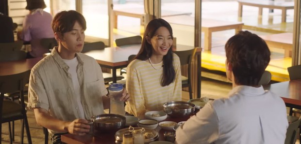 Shin Min Ah rình hôn lén Kim Seon Ho ở tập 8, kết quả thế nào mà khiến fan Hometown Cha-Cha-Cha tiếc ngẩn ngơ - Ảnh 1.