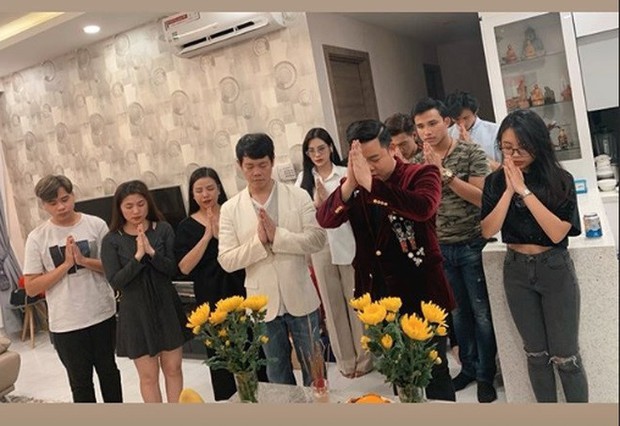 Cúng Tổ nghề sân khấu vài năm trước: Nhiều ngôi sao ăn mặc phản cảm, có cô biện minh nghe mà chán! - Ảnh 3.